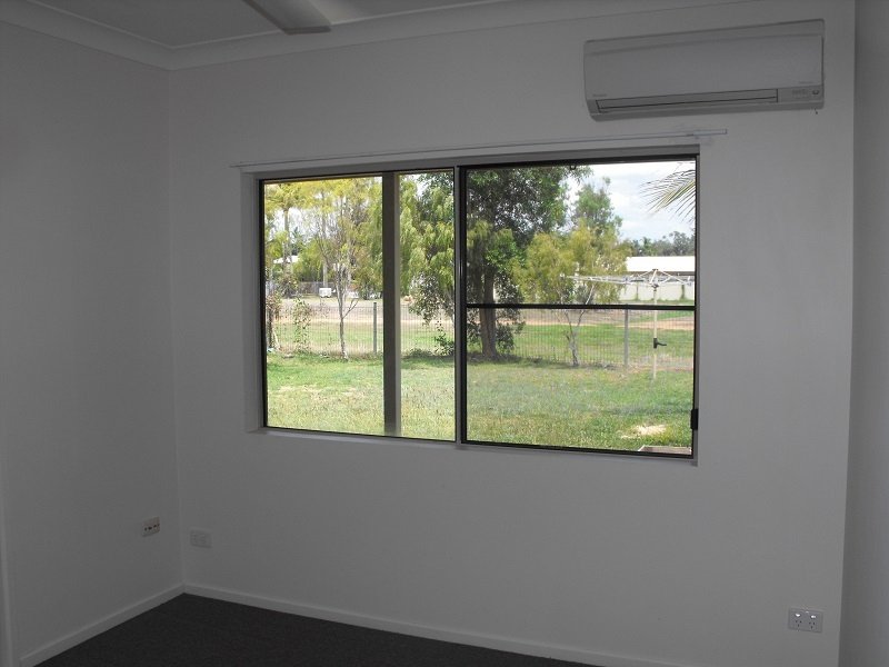 Photo - 3/4 Christie Ave , Nanum QLD 4874 - Image 6