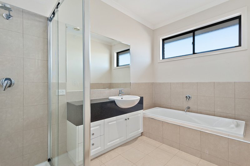 Photo - 34 Clearwater Drive, Pakenham VIC 3810 - Image 10