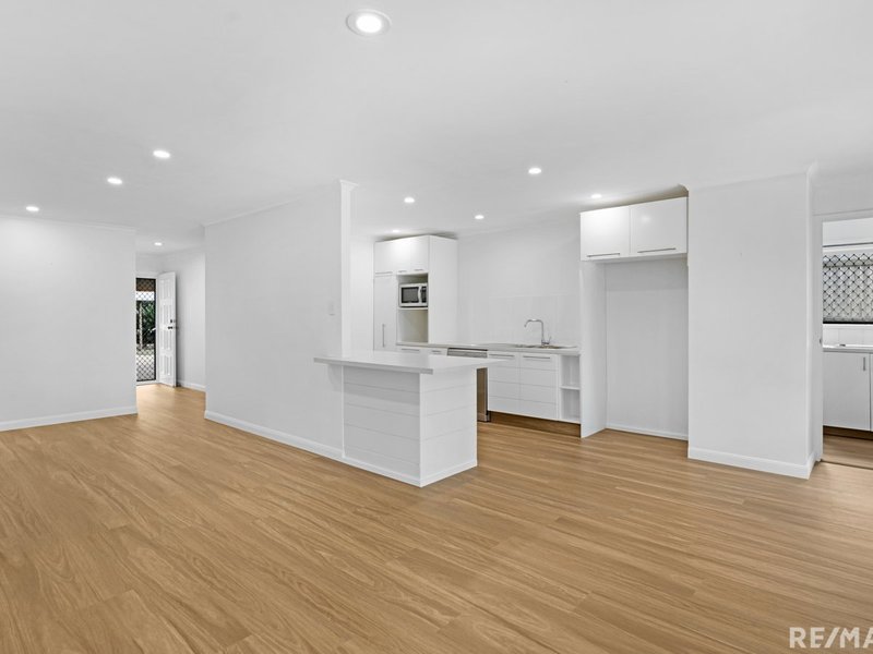 Photo - 34 Constellation Crescent, Mudgeeraba QLD 4213 - Image 3