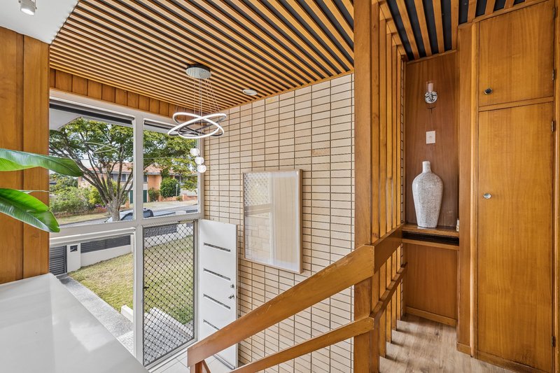 Photo - 34 Cresthaven Drive, Mansfield QLD 4122 - Image 2