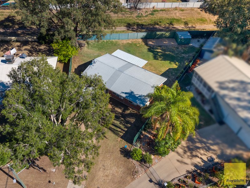 Photo - 34 Dawn Crescent, Emerald QLD 4720 - Image 2