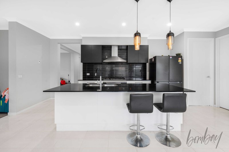 Photo - 34 Distinction Avenue, Craigieburn VIC 3064 - Image 2