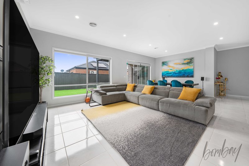 Photo - 34 Distinction Avenue, Craigieburn VIC 3064 - Image 4
