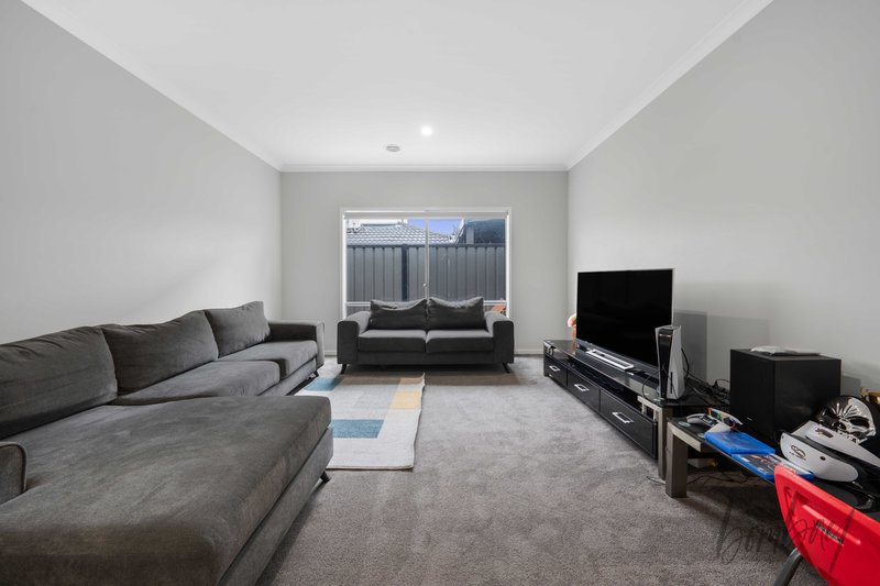 Photo - 34 Distinction Avenue, Craigieburn VIC 3064 - Image 5