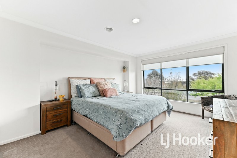 Photo - 34 Dusseldorp Avenue, Pakenham VIC 3810 - Image 4