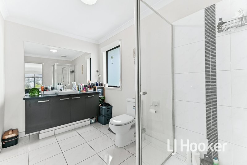 Photo - 34 Dusseldorp Avenue, Pakenham VIC 3810 - Image 5