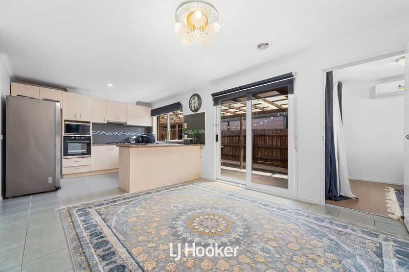 Photo - 34 Edeys Run, Hampton Park VIC 3976 - Image 5