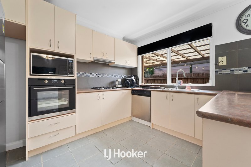 Photo - 34 Edeys Run, Hampton Park VIC 3976 - Image 6