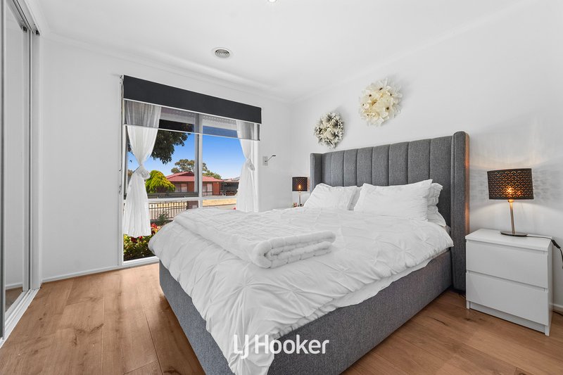 Photo - 34 Edeys Run, Hampton Park VIC 3976 - Image 7