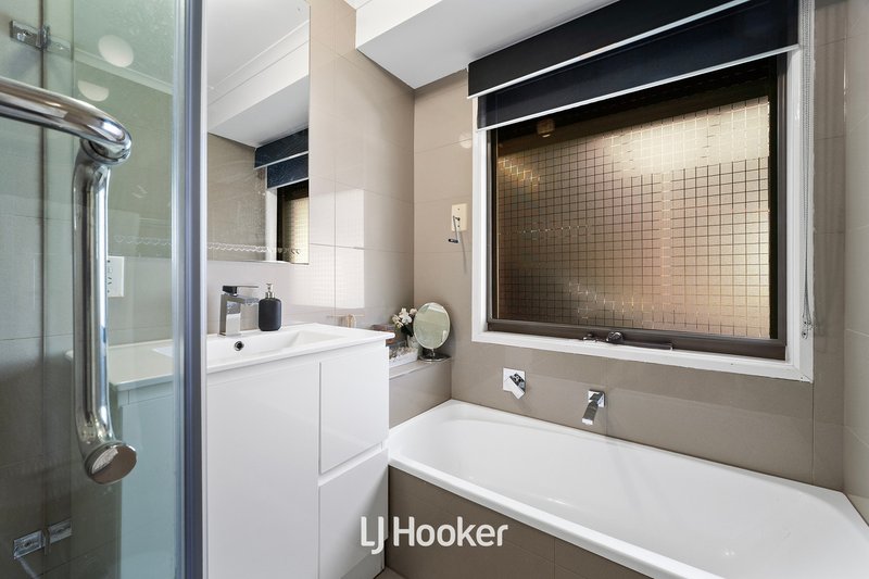 Photo - 34 Edeys Run, Hampton Park VIC 3976 - Image 8
