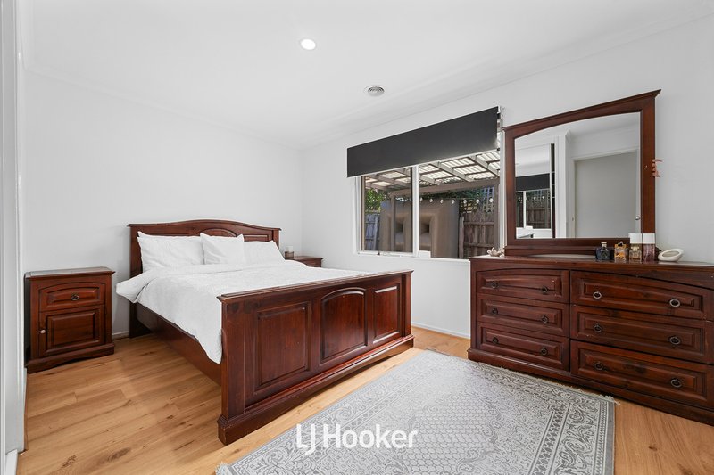 Photo - 34 Edeys Run, Hampton Park VIC 3976 - Image 9