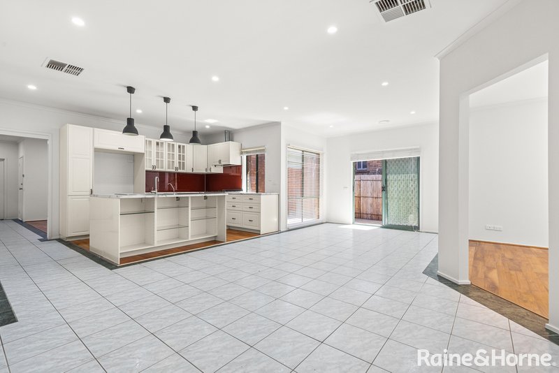 Photo - 34 Edgecombe Way, Roxburgh Park VIC 3064 - Image 5