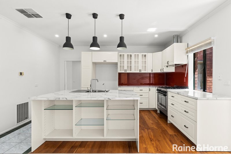 Photo - 34 Edgecombe Way, Roxburgh Park VIC 3064 - Image 6