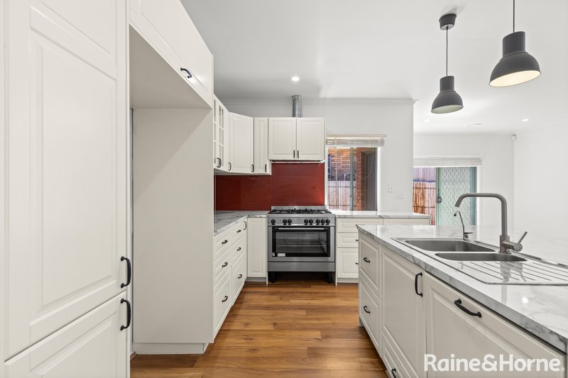 Photo - 34 Edgecombe Way, Roxburgh Park VIC 3064 - Image 7