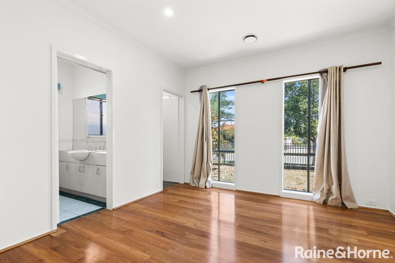 Photo - 34 Edgecombe Way, Roxburgh Park VIC 3064 - Image 9