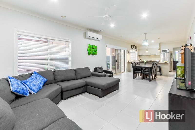 Photo - 34 Everly Circuit, Pakenham VIC 3810 - Image 3