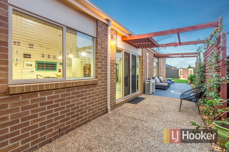 Photo - 34 Everly Circuit, Pakenham VIC 3810 - Image 4