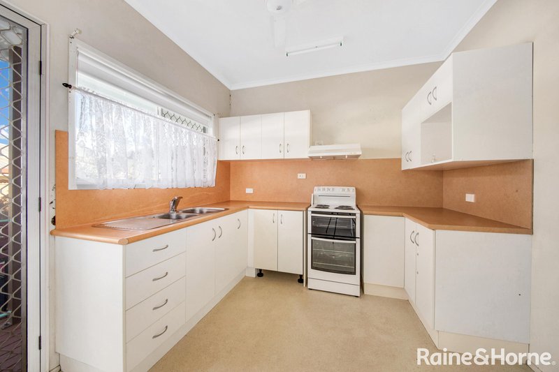 Photo - 34 Flounder Crescent, Toolooa QLD 4680 - Image 2