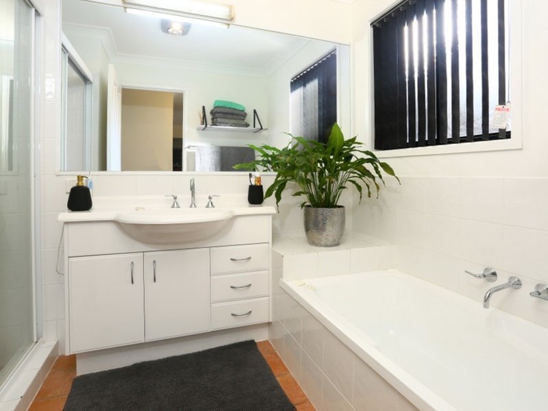 Photo - 34 Gardendale Crescent, Burleigh Waters QLD 4220 - Image 9