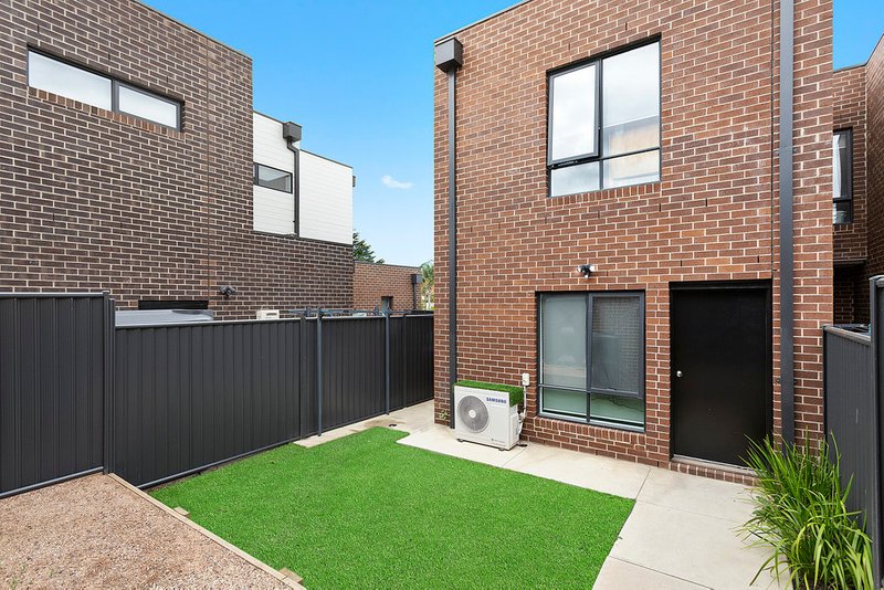 Photo - 34 Gorge Road, South Morang VIC 3752 - Image 8