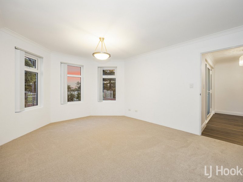 Photo - 34 Halmstad Circle, Mindarie WA 6030 - Image 9