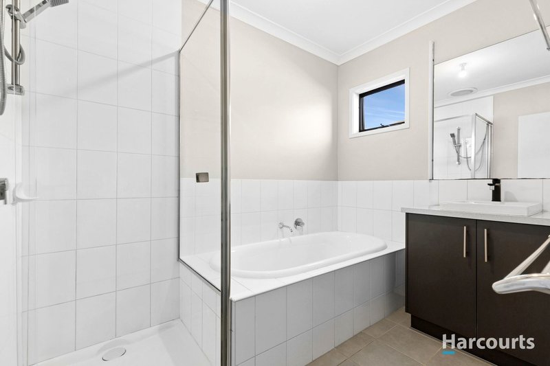 Photo - 34 Hewat Drive, Highton VIC 3216 - Image 8