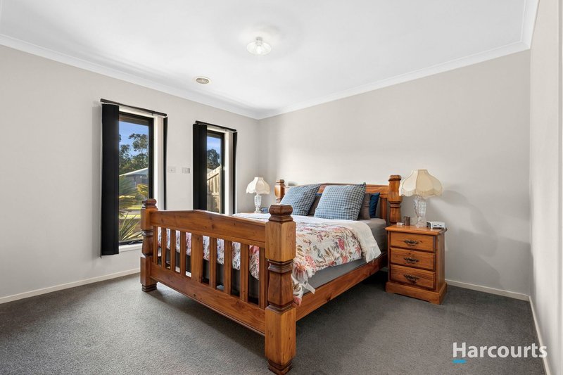 Photo - 34 Hewat Drive, Highton VIC 3216 - Image 10