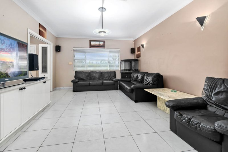 Photo - 34 Ingham Drive, Casula NSW 2170 - Image 6