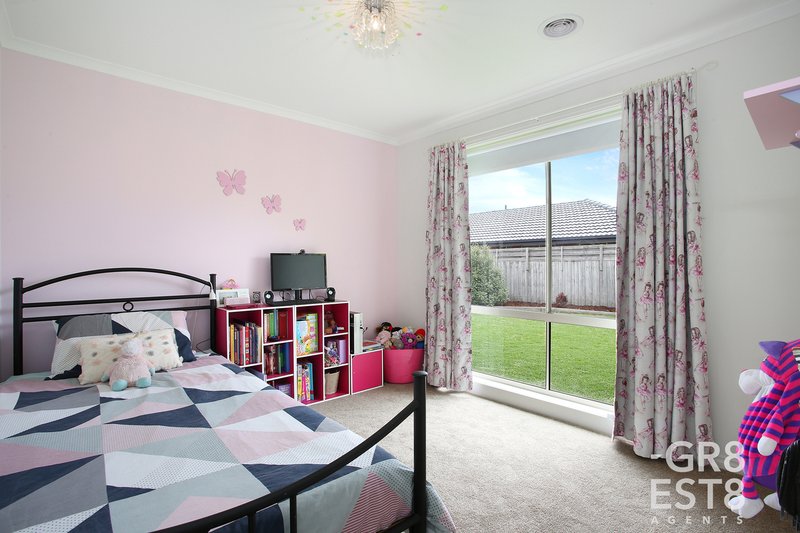 Photo - 34 Linda Drive, Cranbourne West VIC 3977 - Image 8