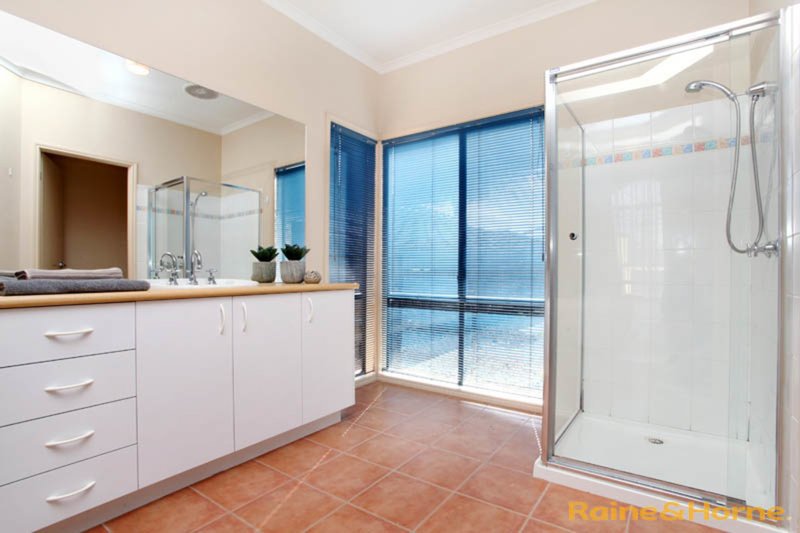 Photo - 34 Loddon Drive, Taylors Hill VIC 3037 - Image 8