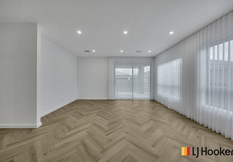 Photo - 34 Lollipop Crescent, Sunbury VIC 3429 - Image 6