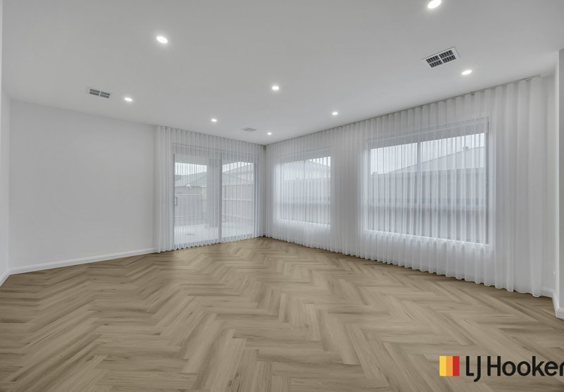Photo - 34 Lollipop Crescent, Sunbury VIC 3429 - Image 7