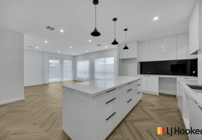 Photo - 34 Lollipop Crescent, Sunbury VIC 3429 - Image 8