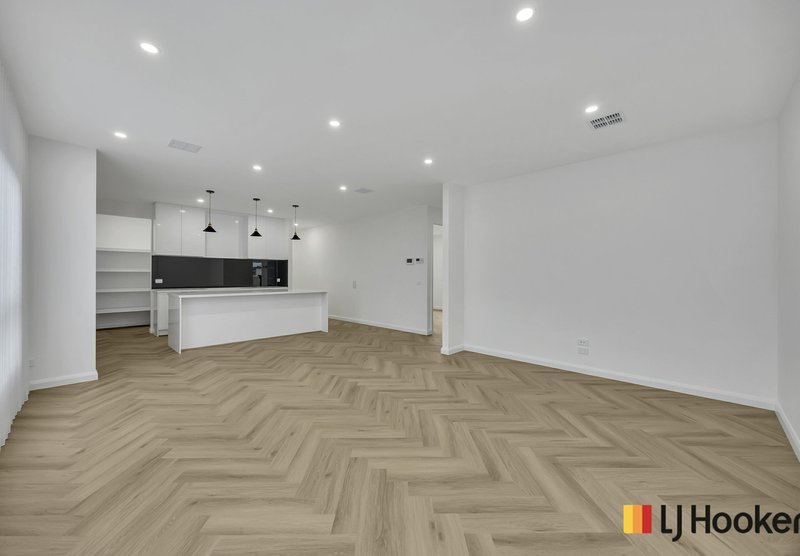 Photo - 34 Lollipop Crescent, Sunbury VIC 3429 - Image 9