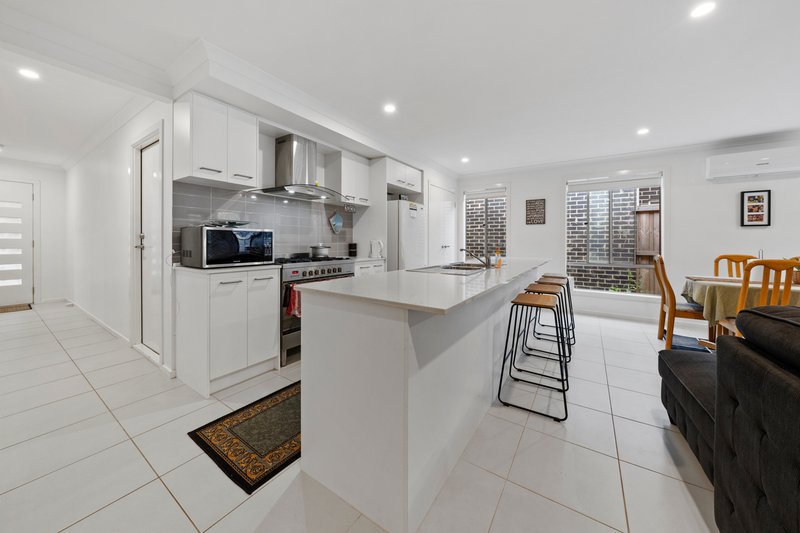 Photo - 34 Louisville Drive, Thornhill Park VIC 3335 - Image 2