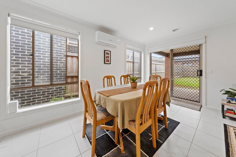 Photo - 34 Louisville Drive, Thornhill Park VIC 3335 - Image 6