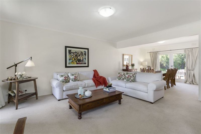 Photo - 34 Mannering Drive, Glen Waverley VIC 3150 - Image 3