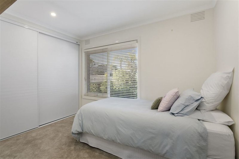 Photo - 34 Mannering Drive, Glen Waverley VIC 3150 - Image 9