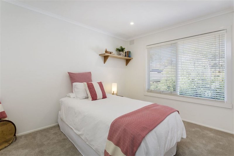 Photo - 34 Mannering Drive, Glen Waverley VIC 3150 - Image 10