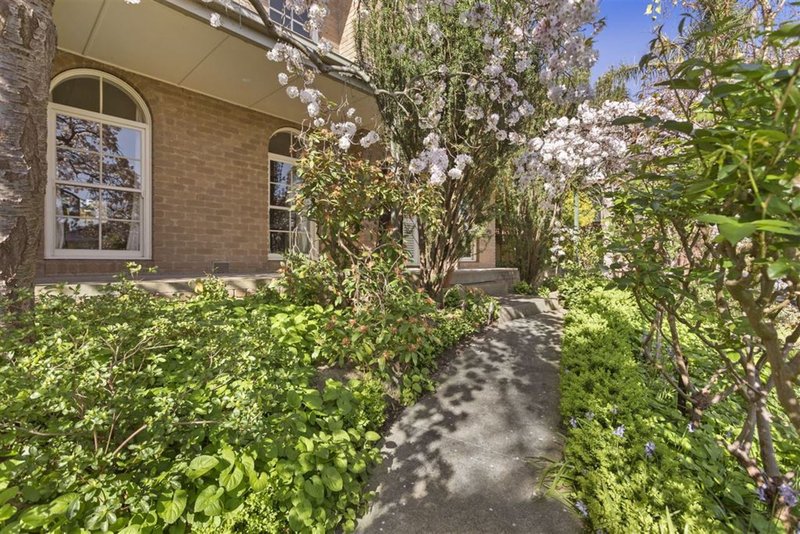 Photo - 34 Mannering Drive, Glen Waverley VIC 3150 - Image 14