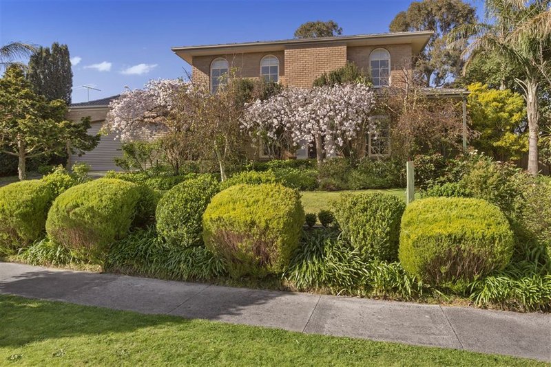 Photo - 34 Mannering Drive, Glen Waverley VIC 3150 - Image 15