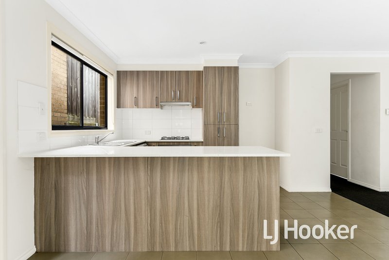 Photo - 3/4 Mcclenaghan Place, Pakenham VIC 3810 - Image 3