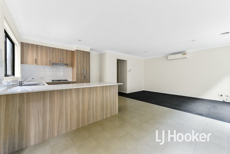 Photo - 3/4 Mcclenaghan Place, Pakenham VIC 3810 - Image 4