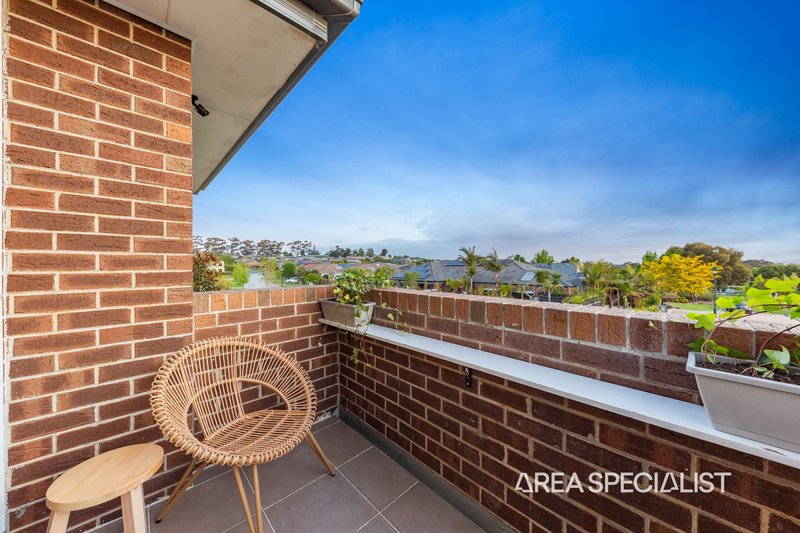 Photo - 34 Mcgarvie Crescent, Pakenham VIC 3810 - Image 7