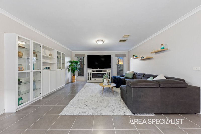 Photo - 34 Mcgarvie Crescent, Pakenham VIC 3810 - Image 9