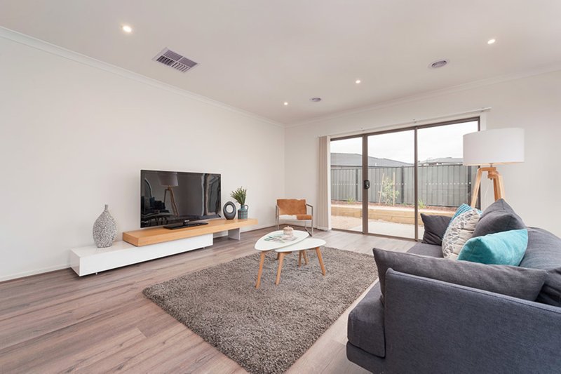 Photo - 34 Montpellier Crescent, Craigieburn VIC 3064 - Image 5