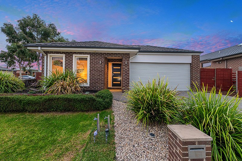 34 Olivebank Crescent, Cranbourne North VIC 3977