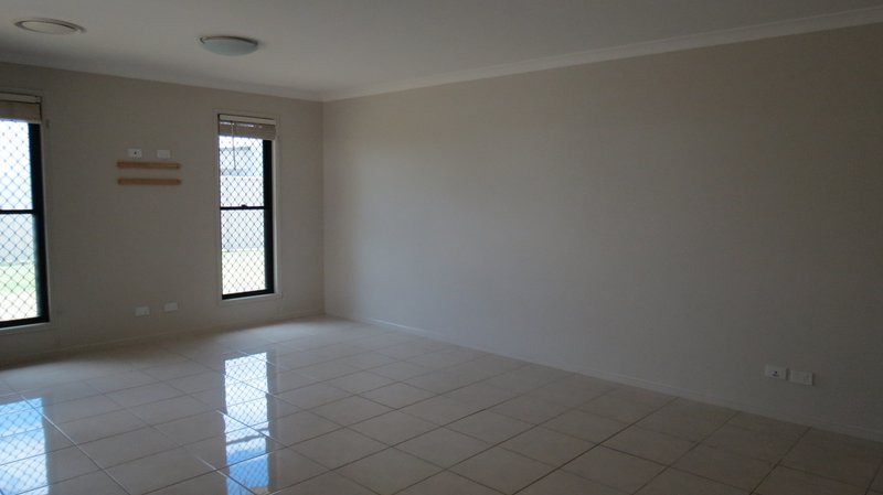 Photo - 3/4 Parkway Street, Emerald QLD 4720 - Image 4