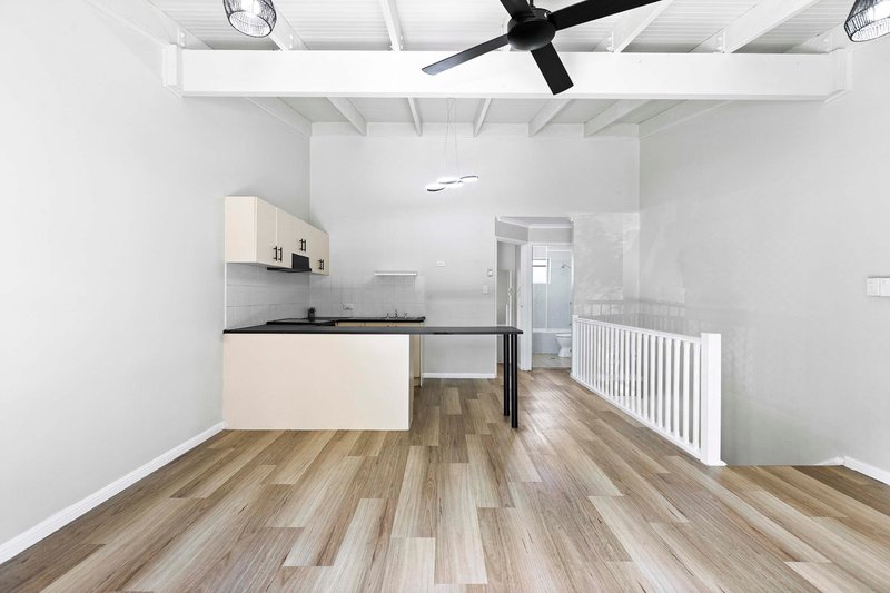 Photo - 3/4 Pilot Street, Urangan QLD 4655 - Image 6