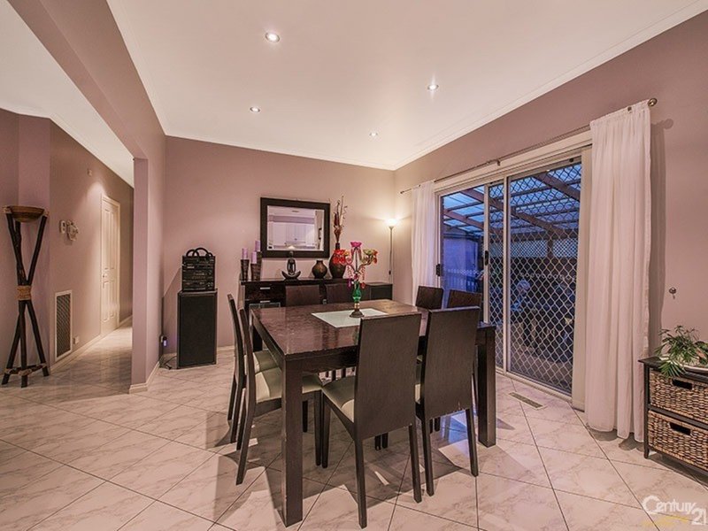 Photo - 34 Reema Boulevard, Endeavour Hills VIC 3802 - Image 3